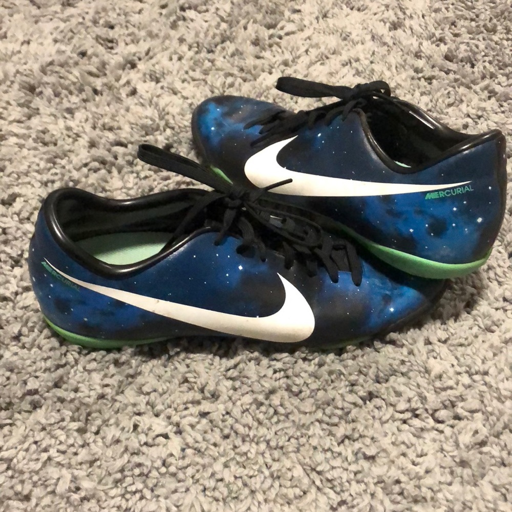 Limited edition CR7 indoor soccer shoes